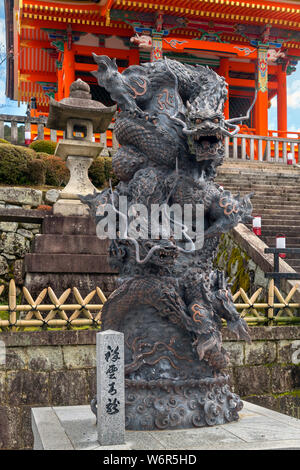 Drachen vor dem westlichen Tor der Kiyomizudera (Kiyomizu-dera), ein buddhistischer Tempel in Kyoto, Kyoto, Japan Stockfoto