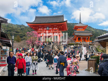 Touristen am West Gate der Kiyomizudera (Kiyomizu-dera), ein buddhistischer Tempel in Kyoto, Kyoto, Japan Stockfoto