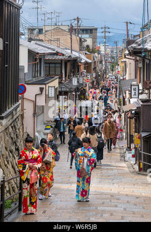 Kinencho, einer belebten Straße im historischen Stadtteil Higashiyama, Gion, Kyoto, Japan Stockfoto