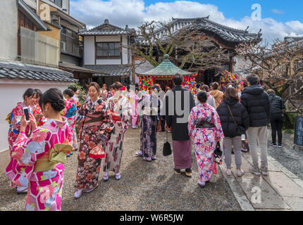 Besucher im Innenhof des Yasaka Kōshin-Dō (Kongoji Tempel), Stadtteil Higashiyama, Gion, Kyoto, Japan Stockfoto