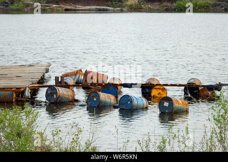 Die gedumpten Ölfässer, die Ursache der Verschmutzung im Wasser, mehr und mehr das Wasser durch Wegwerfen von Abfall, die deshalb in die Flüsse verschmutzt wird. Pollut Stockfoto