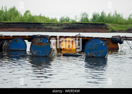 Die gedumpten Ölfässer, die Ursache der Verschmutzung im Wasser, mehr und mehr das Wasser durch Wegwerfen von Abfall, die deshalb in die Flüsse verschmutzt wird. Pollut Stockfoto