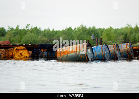 Die gedumpten Ölfässer, die Ursache der Verschmutzung im Wasser, mehr und mehr das Wasser durch Wegwerfen von Abfall, die deshalb in die Flüsse verschmutzt wird. Pollut Stockfoto