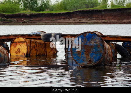 Die gedumpten Ölfässer, die Ursache der Verschmutzung im Wasser, mehr und mehr das Wasser durch Wegwerfen von Abfall, die deshalb in die Flüsse verschmutzt wird. Pollut Stockfoto