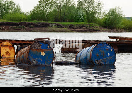 Die gedumpten Ölfässer, die Ursache der Verschmutzung im Wasser, mehr und mehr das Wasser durch Wegwerfen von Abfall, die deshalb in die Flüsse verschmutzt wird. Pollut Stockfoto