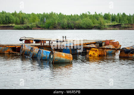 Die gedumpten Ölfässer, die Ursache der Verschmutzung im Wasser, mehr und mehr das Wasser durch Wegwerfen von Abfall, die deshalb in die Flüsse verschmutzt wird. Pollut Stockfoto