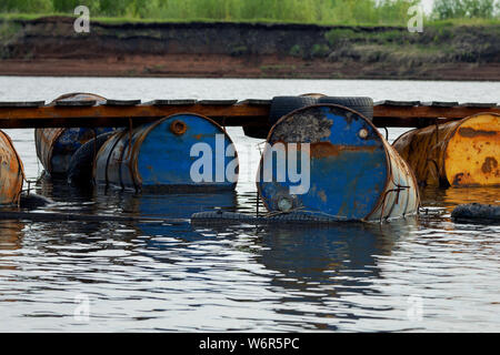 Die gedumpten Ölfässer, die Ursache der Verschmutzung im Wasser, mehr und mehr das Wasser durch Wegwerfen von Abfall, die deshalb in die Flüsse verschmutzt wird. Pollut Stockfoto