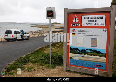 Ein Auto Route Tauchpumpe Warnzeichen, die darauf hinweist, dass der Weg zur fllooding bei Flut, Bretagne, Frankreich geparkt Stockfoto