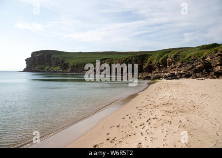 Peedie Sands in Caithness mit goldenen Sandstränden und felsigen Landzunge im Norden von Schottland. Stockfoto