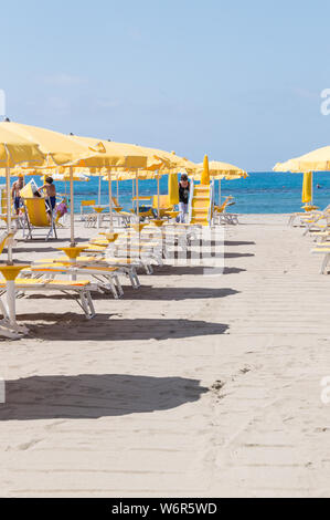 Vertikale Ansicht von Sonnenschirmen und Touristen, Strand Einrichtungen im Lido Di Ostia an einem sonnigen Sommertag. Dieser schöne Strand ist nur entfernt Stockfoto