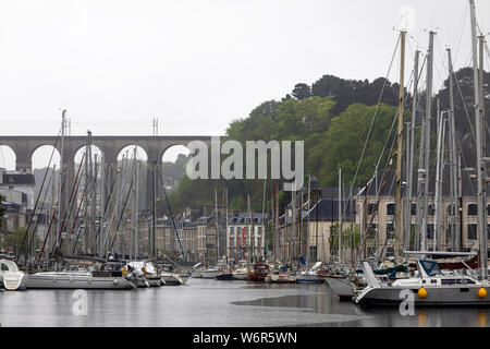 Hafen von der Stadt Morlaix, zeigen die berühmten Eisenbahnviadukt, Bretagne, Frankreich Stockfoto