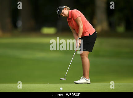 Südafrikas Ashleigh Buhai Schläge auf der achtzehnten Grün während Tag zwei Der AIG Frauen British Open in Woburn Golf Club, ein wenig Brickhill. Stockfoto