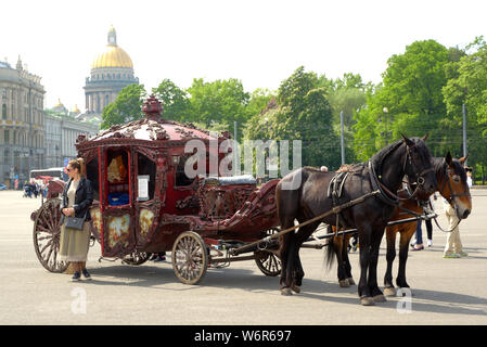 Sankt Petersburg, Russland - 25. Mai, 2019 - Alte Retro Schlitten auf dem Schlossplatz vor dem Hintergrund der Isaakskathedrale in Sankt Petersburg, Russland. Hi Stockfoto