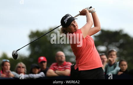 Südafrikas Ashleigh Buhai Schläge auf der achtzehnten T-Stück am Tag zwei Der AIG Frauen British Open in Woburn Golf Club, ein wenig Brickhill. Stockfoto