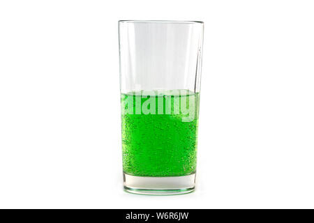 Natürliche grün funkelnde Soda in Glas mit Eis isoliert auf weißem Hintergrund Stockfoto