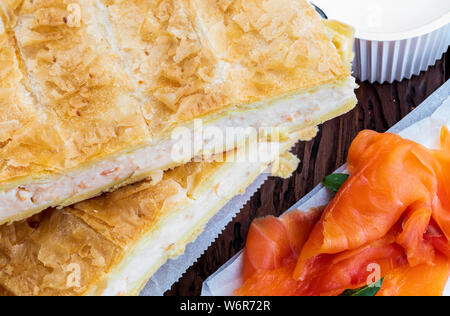 Lachs, Kuchen und frischen Käse (Blätterteig). Mit natürlichen Inhaltsstoffen. Home und rustikales Aussehen. Stockfoto