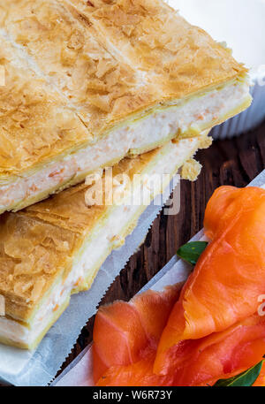Lachs, Kuchen und frischen Käse (Blätterteig). Mit natürlichen Inhaltsstoffen. Home und rustikales Aussehen. Stockfoto
