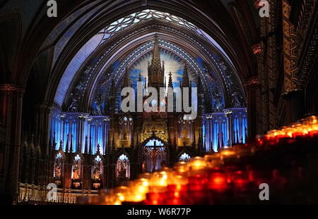 Montreal, Quebec/Kanada - 25. Juli 2019: Votiv Kerzen als Opfergaben in die Notre Dame Basilica lit Stockfoto