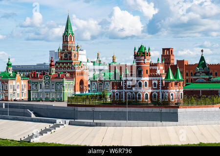 Die Fassaden der Gebäude mit einem mittelalterlichen Dekoration im Flämischen Stil. Innenstadt von Yoshkar-Ola Stadt, Russland. Stockfoto