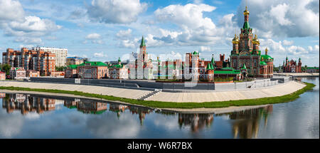 Panoramablick auf Fassaden von Gebäuden mit einem mittelalterlichen Dekoration im Flämischen Stil. Innenstadt von Yoshkar-Ola Stadt, Russland. Stockfoto