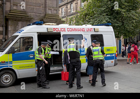 Royal Mile, Edinburgh, Schottland. 2. August 2019. Ersten Tag des Edinburgh Fringe Festival und das Internationale Festival, und es war sehr offensichtlich polizeiliche Präsenz auf der High Street, mit mehreren Offiziere auf Patrouille möglicherweise für die Sicherheit für die Bewohner und Besucher gleichermaßen. Stockfoto