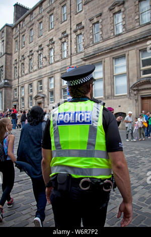 Royal Mile, Edinburgh, Schottland. 2. August 2019. Ersten Tag des Edinburgh Fringe Festival und das Internationale Festival, und es war sehr offensichtlich polizeiliche Präsenz auf der High Street, mit mehreren Offiziere auf Patrouille möglicherweise für die Sicherheit für die Bewohner und Besucher gleichermaßen. Stockfoto