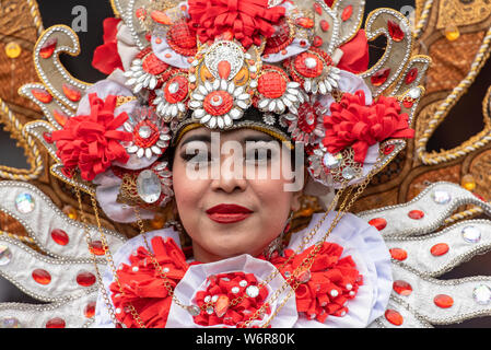 Moskau - 02.August: Indonesische Frauen in Tracht gekleidet posiert vor der Kamera auf öffentlichen Park in Moskau am 02 August. 2019 in Russland Stockfoto