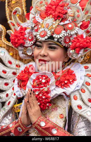 Moskau - 02.August: Indonesische Frauen in Tracht gekleidet posiert vor der Kamera auf öffentlichen Park in Moskau am 02 August. 2019 in Russland Stockfoto