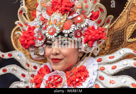 Moskau - 02.August: Indonesische Frauen in Tracht gekleidet posiert vor der Kamera auf öffentlichen Park in Moskau am 02 August. 2019 in Russland Stockfoto