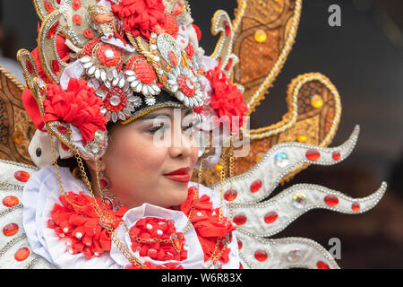 Moskau - 02.August: Indonesische Frauen in Tracht gekleidet posiert vor der Kamera auf öffentlichen Park in Moskau am 02 August. 2019 in Russland Stockfoto