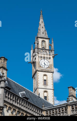 Gent, Flandern, Belgien - 21 Juni, 2019: Nahaufnahme von historischen Post Clock Tower gegen den blauen Himmel. Stockfoto