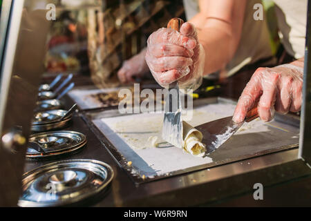 Stir-gebratenes Eis rollt mit freeze Pan. Organische, natürliche gerollt Eis, Dessert Stockfoto