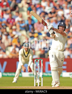 BIRMINGHAM, ENGLAND. 02. AUGUST 2019: Rory Verbrennungen von England schlägt heraus während der Tag des Specsavers Asche erste Testspiel bei Edgbaston Cricket Ground, Birmingham. Stockfoto