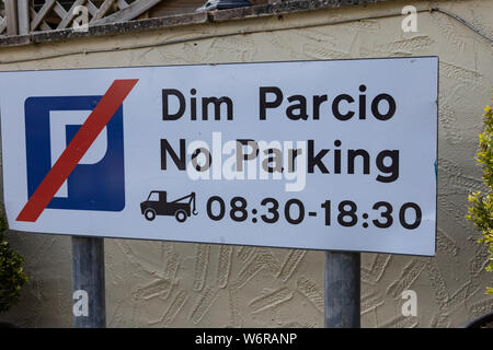 Bilngual kein Parkplatz Schild mit Zeiten und Abschleppen Warnung inLlandudno North Wales Mai 2019 Stockfoto