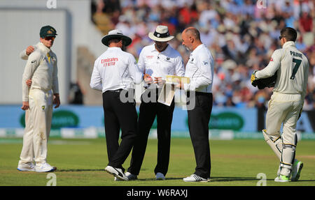 Birmingham, Großbritannien. 02 Aug, 2019. Schiedsrichter Aleem dar, Joel Wilson und dritten Schiedsrichter Chris Gaffaney Blick an den Austausch der Kugel während der Tag des Specsavers Asche erste Testspiel bei Edgbaston Cricket Ground, Birmingham. Credit: Csm/Alamy leben Nachrichten Stockfoto