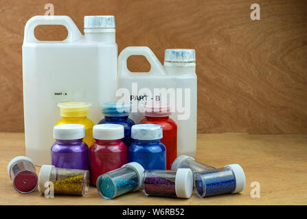 Das Mischen von Farbe epoxidharz in Schale aus Kunststoff zum Gießen