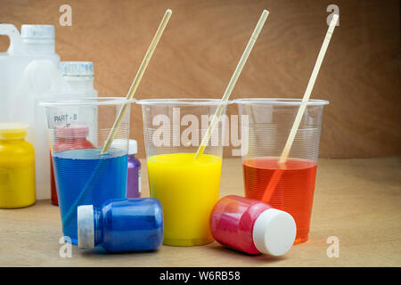 Das Mischen von Farbe epoxidharz in Schale aus Kunststoff zum Gießen