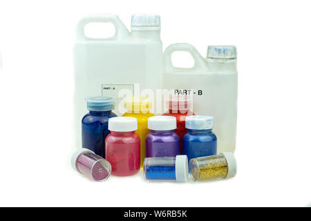 Das Mischen von Farbe epoxidharz in Schale aus Kunststoff zum Gießen