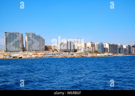 Sliema, Malta - 18. Juli 2019. An der Ostküste von Malta Blick vom Kreuzfahrtschiff Stockfoto