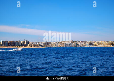 Sliema, Malta - 18. Juli 2019. An der Ostküste von Malta Blick vom Kreuzfahrtschiff Stockfoto