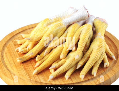 Huhn Füße auf einem Holzbrett auf weißem Hintergrund Stockfoto