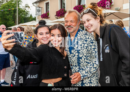 Ahakista, West Cork, Irland. 2 Aug, 2019. Als Teil der Ahakista August Festival, Graham Norton Gastgeber der jährlichen Graham Norton Table Quiz. Besondere Gäste, in Irland und in Munster Rugby Spieler Fineen und Josh Wycherley sorgte auch das Festival. Der Erlös aus dem Quiz zu den Ahakista Gemeinschaft Association. Credit: Andy Gibson/Alamy Leben Nachrichten. Stockfoto