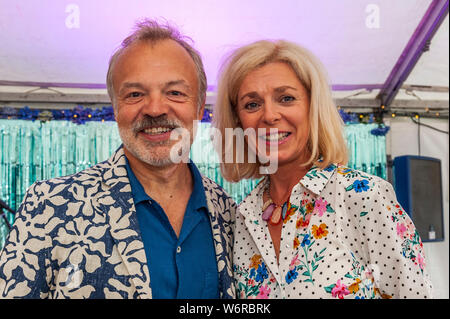 Ahakista, West Cork, Irland. 2 Aug, 2019. Als Teil der Ahakista August Festival, Graham Norton Gastgeber der jährlichen Graham Norton Table Quiz. Besondere Gäste, in Irland und in Munster Rugby Spieler Fineen und Josh Wycherley sorgte auch das Festival. Graham ist dargestellt mit festkomitee Mitglied Eilis Cohalan Hodnett. Der Erlös aus dem Quiz zu den Ahakista Gemeinschaft Association. Credit: Andy Gibson/Alamy Leben Nachrichten. Stockfoto