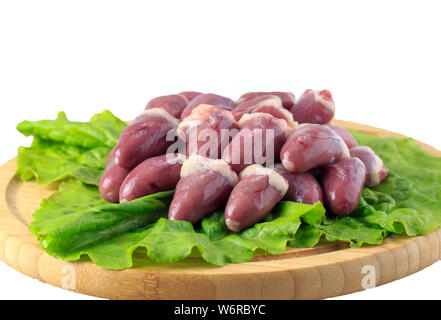 Rohes Huhn Herz auf einem Holzbrett auf weißem Hintergrund Stockfoto