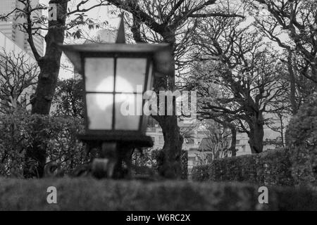 Manchmal schwarz-weiß Fotos von Tokio spiegeln ihre wahre Persönlichkeit und Charakter viel besser als die Farbe. Stockfoto