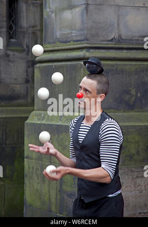 Royal Mile, Edinburgh, Schottland. 2. August 2019. Eröffnung Freitag von Edinburgh Fringe Festival, Jongleur im Alkoven Stockfoto