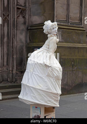 Royal Mile, Edinburgh, Schottland. 2. August 2019. Eröffnung Freitag von Edinburgh Fringe Festival, street Statue. Stockfoto