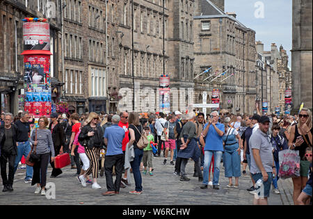 Royal Mile, Edinburgh, Schottland. 2. August 2019. Eröffnung Freitag von Edinburgh Fringe Festival, dem Besucher Mühle um unterhalten zu werden. Stockfoto