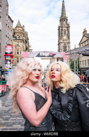 Royal Mile, Edinburgh, Schottland, Vereinigtes Königreich, 2. August 2019. Edinburgh Festival Fringe: Am ersten Tag des Fringe, ausübende Künstler versuchen, ihre Shows zu Festivalbesucher zu verkaufen. Diese Drag Queen Kabarettisten aus Cambridge sind in einer Show namens Cirque du töten Stockfoto