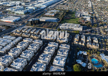 Luftaufnahme von Wohnungen in Gebäuden in der Nähe von El Segundo und LAX in Los Angeles County, Kalifornien. Stockfoto